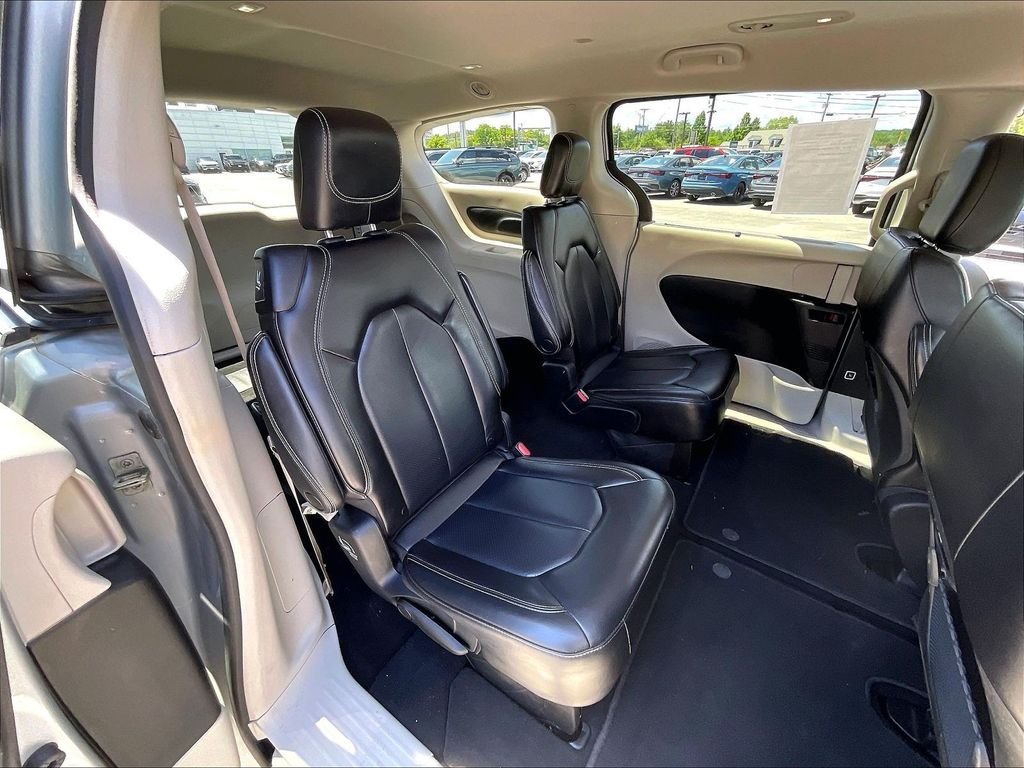 Used 2023 Silver Mist Clearcoat Chrysler Touring L image 15
