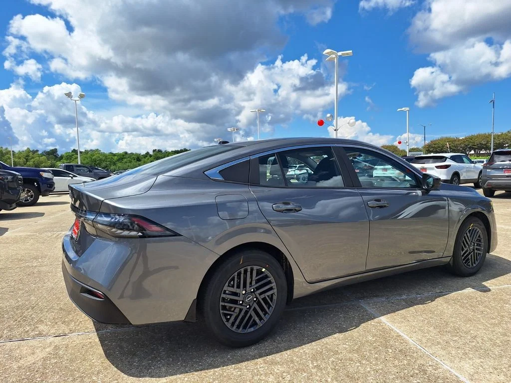 Used 2027 Gray Nissan SV image 5