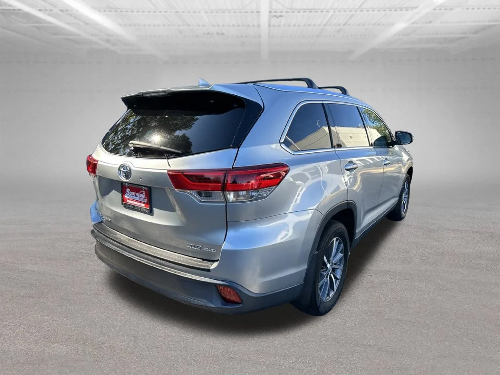 Used 2019 Silver Toyota XLE image 5