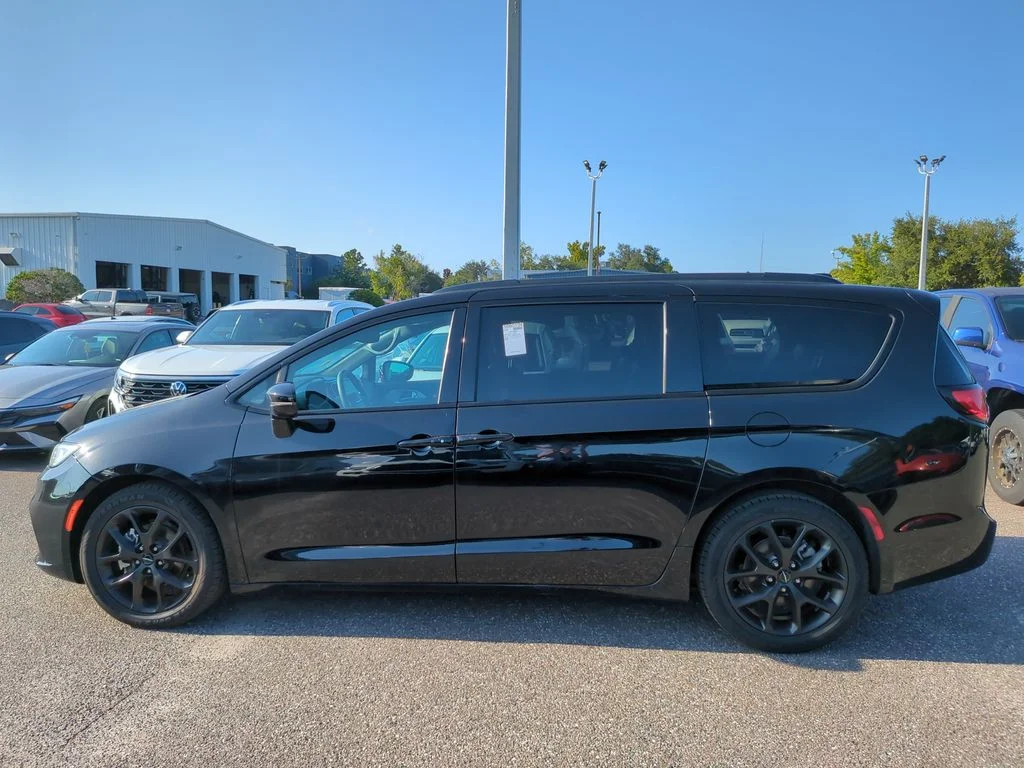 Used 2025 Black Chrysler Limited image 3