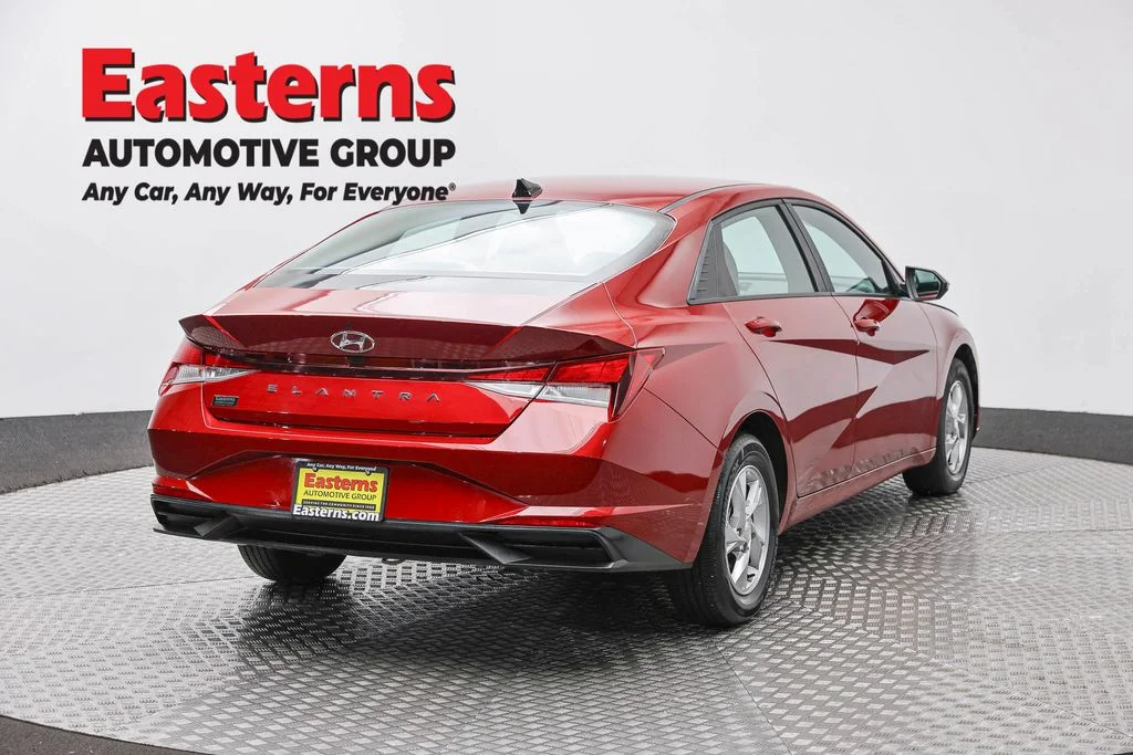 Used 2023 Red Hyundai SE image 5