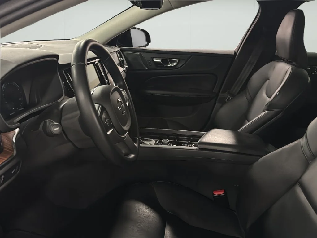 Used 2019 Black Volvo T6 Momentum image 17