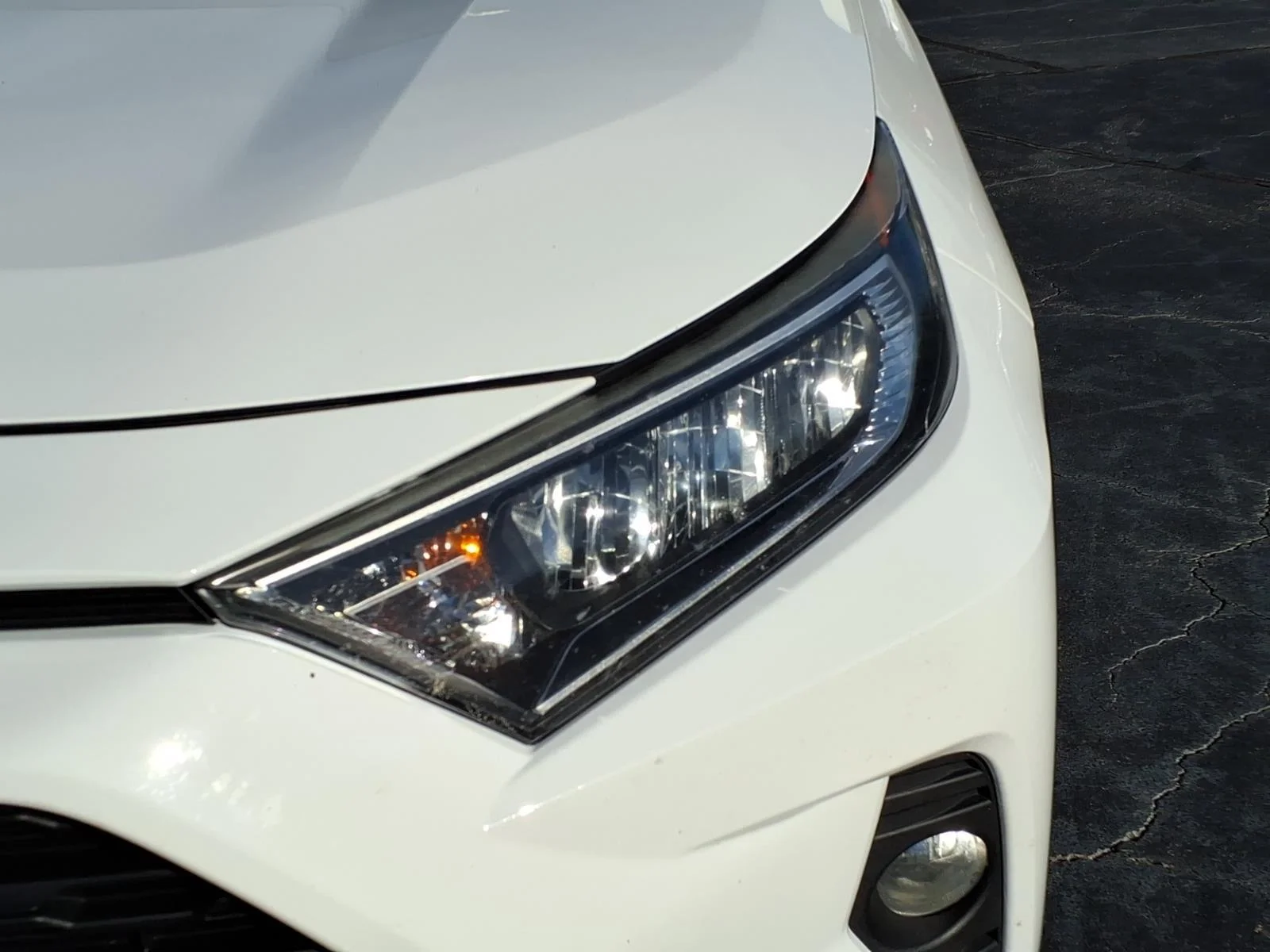 Used 2020 Super White Toyota XLE Premium image 16