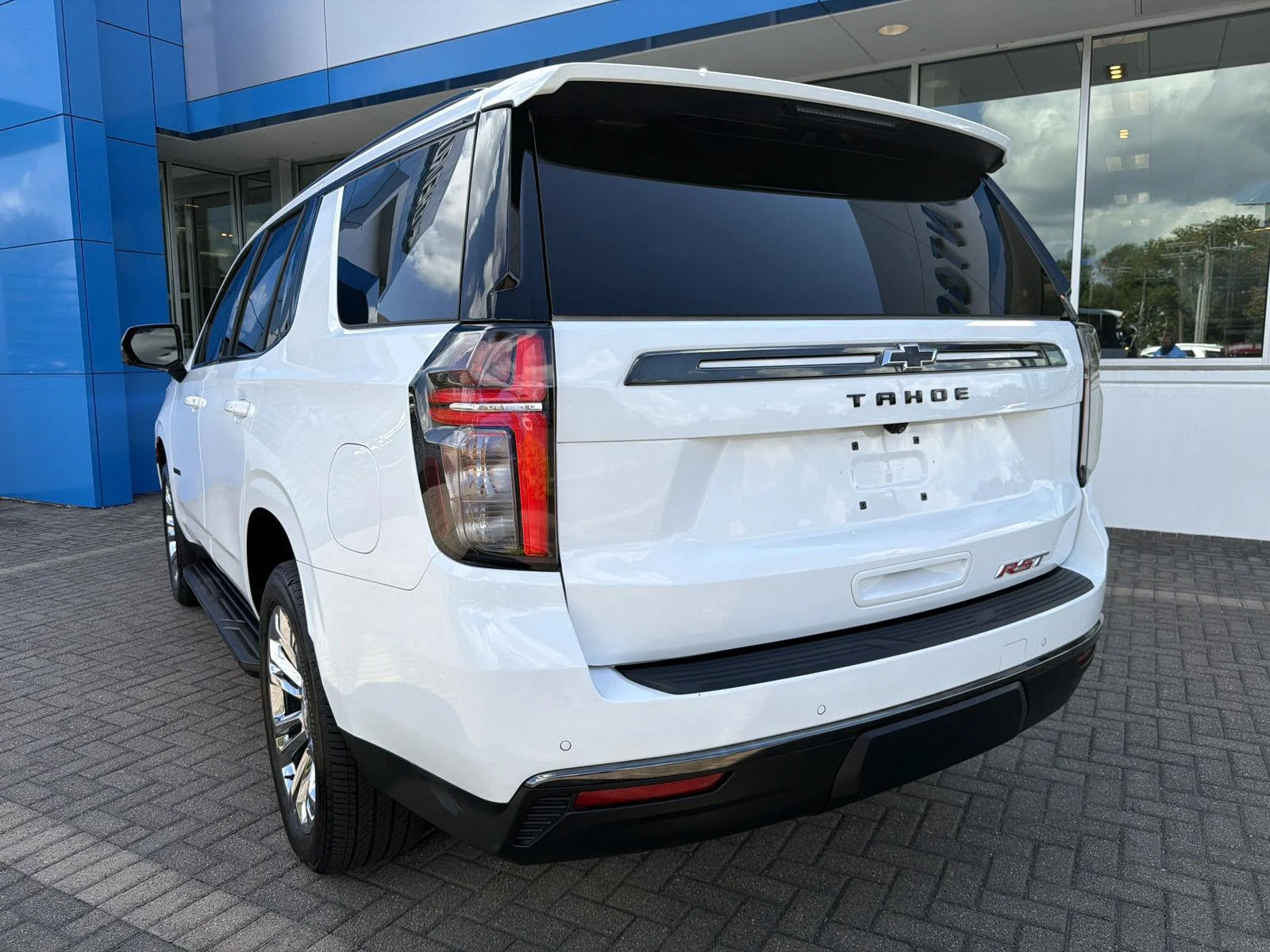 Used 2022 SUMMIT WHITE Chevrolet RST image 3