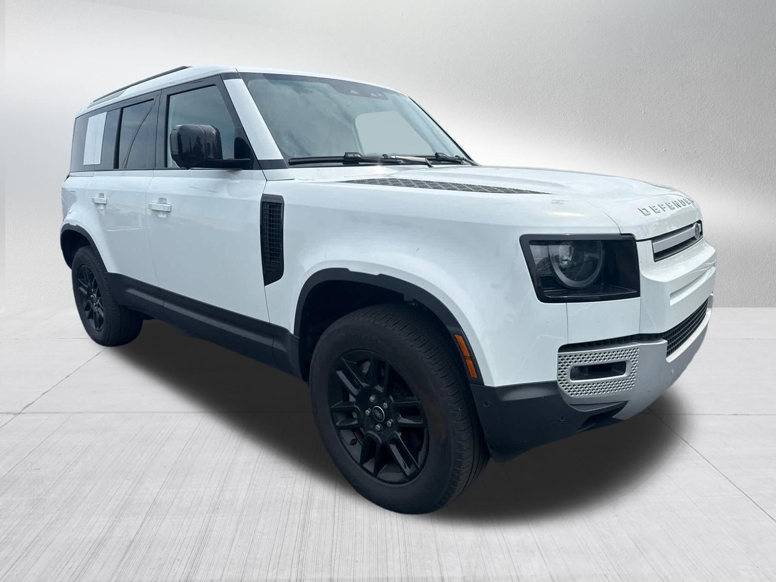Used 2025 White Land Rover S image 7
