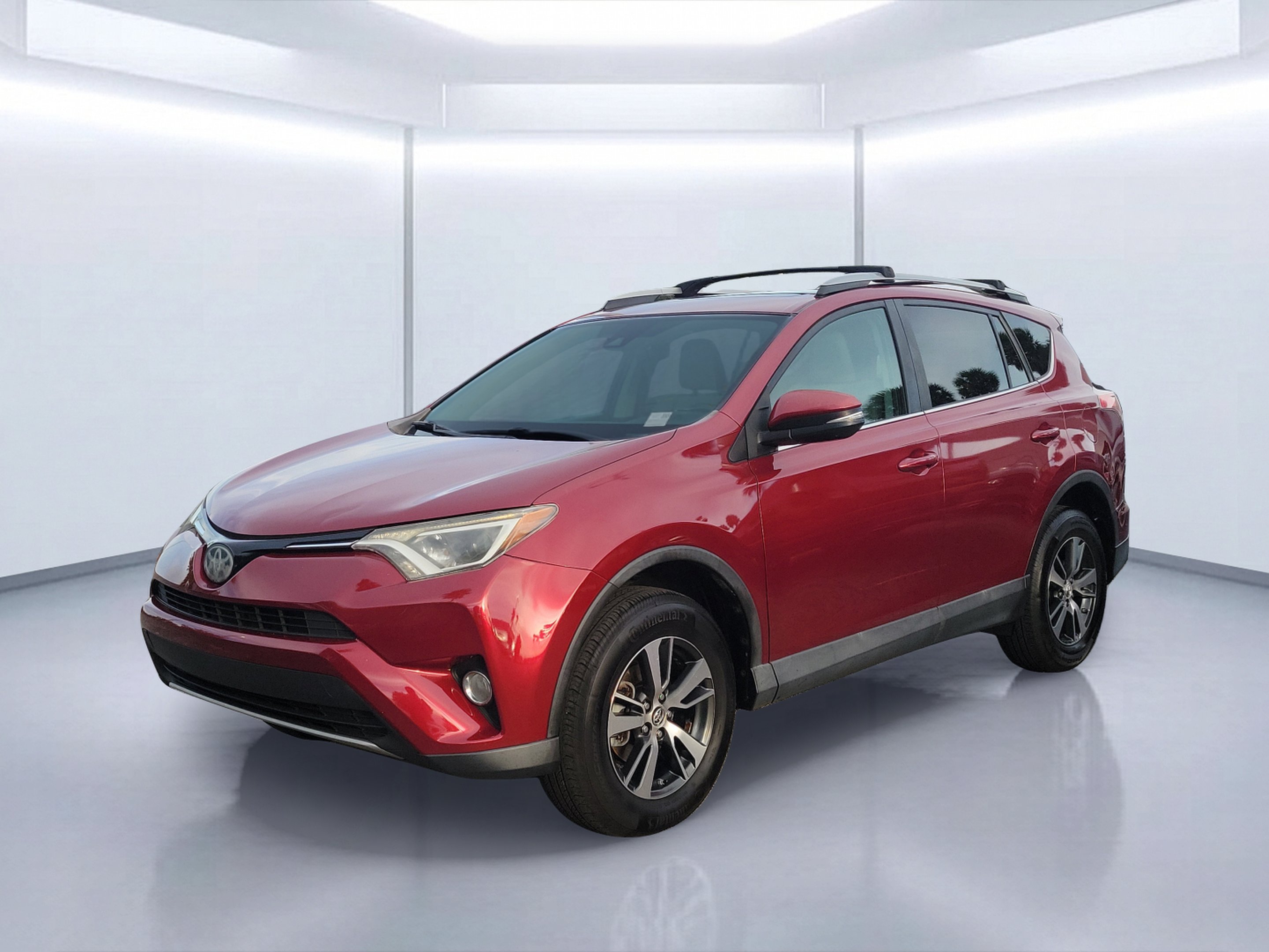 Used 2018 Pearl Toyota XLE image 2