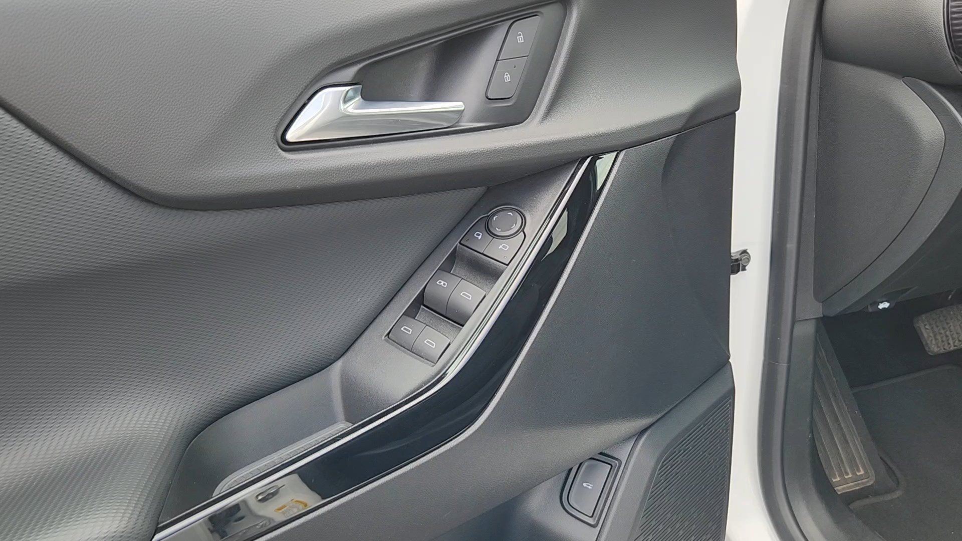 Used 2025 Summit White Chevrolet AWD LT image 7