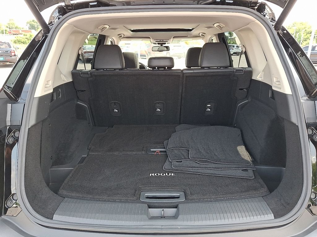 Used 2021 Black Nissan Platinum image 29