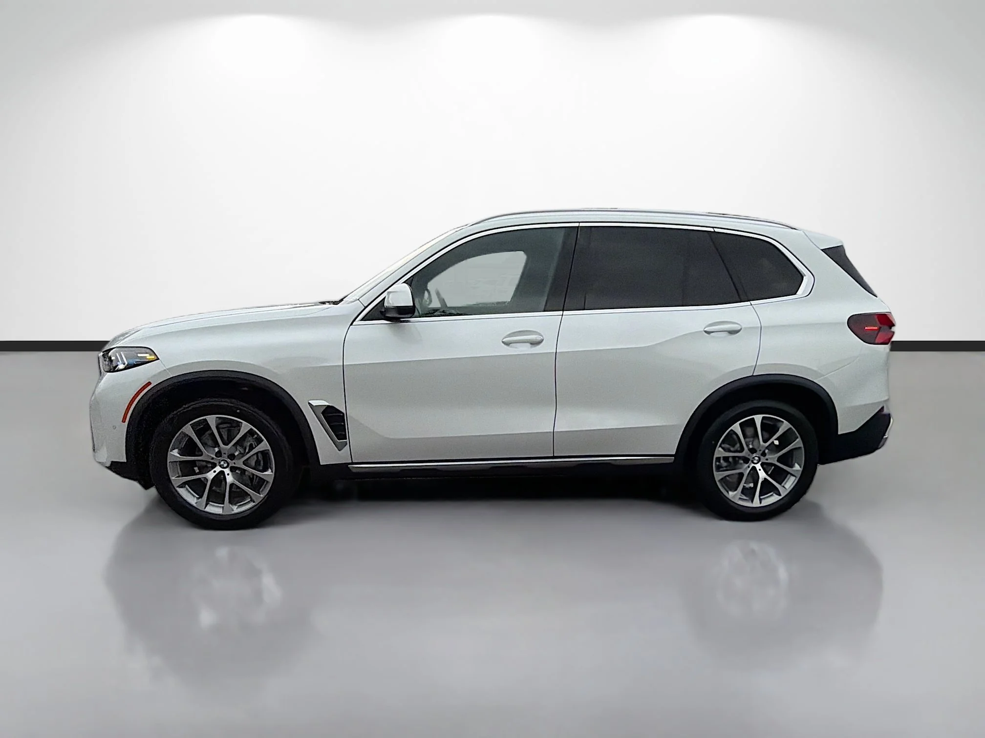 New 2026 Mineral White Metallic BMW xDrive40i image 6