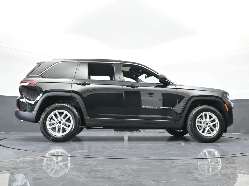 New 2026 Diamond Black Crystal Pearl-Coat Exterior Paint Jeep Laredo X image 59