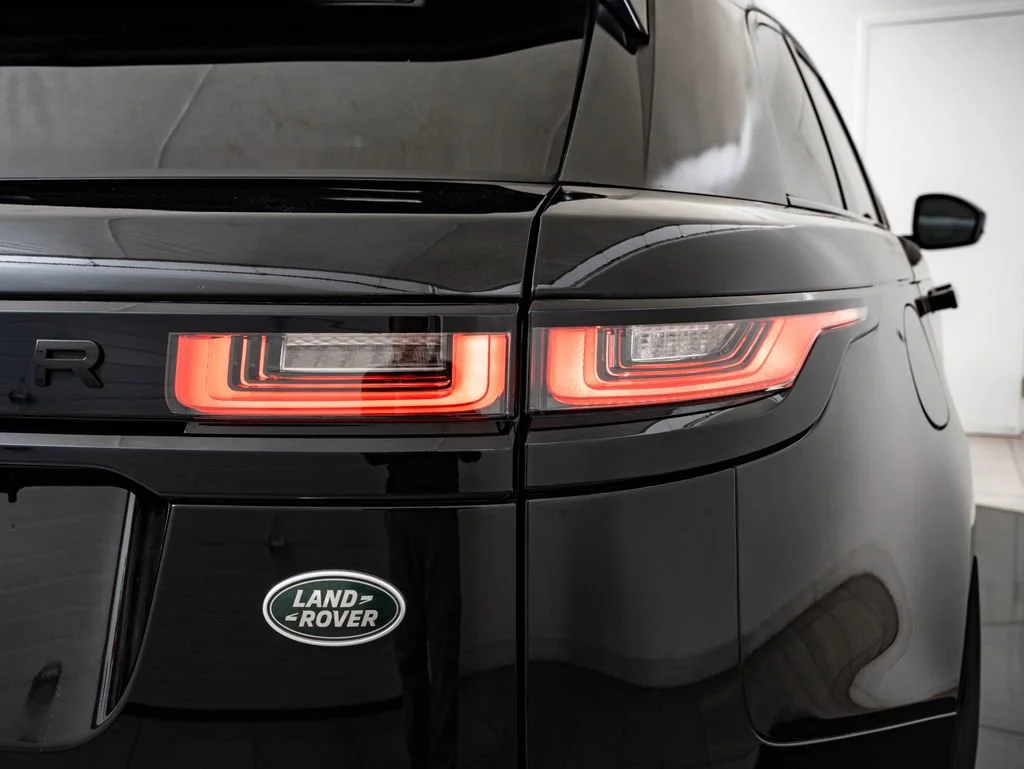 Used 2019 Santorini Black Metallic Land Rover R-Dynamic SE image 9