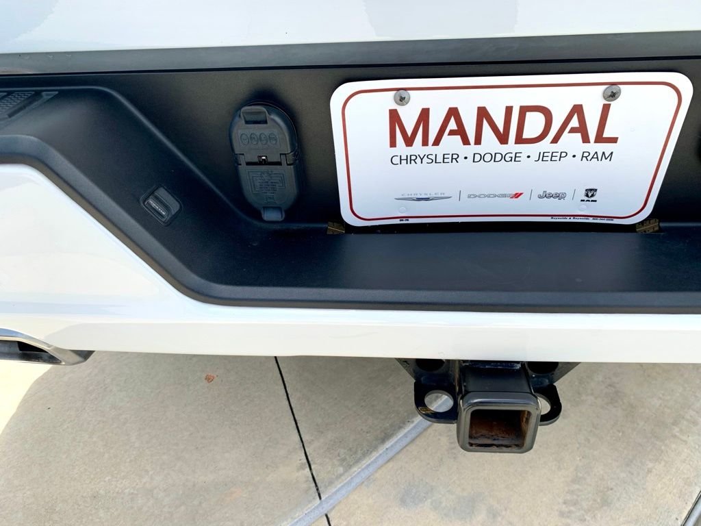Used 2024 White GMC Elevation image 23