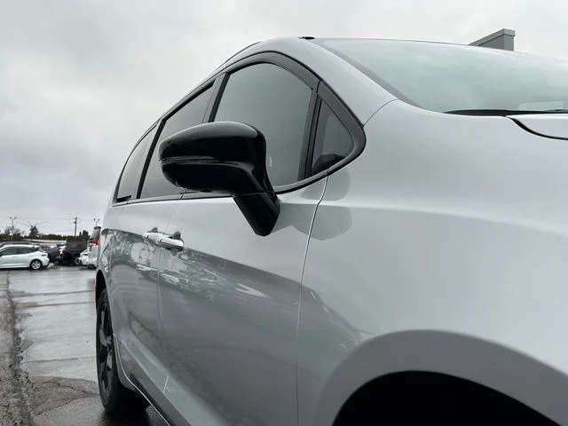 New 2026 Silver Mist Clear-Coat Exterior Paint Chrysler Limited image 13