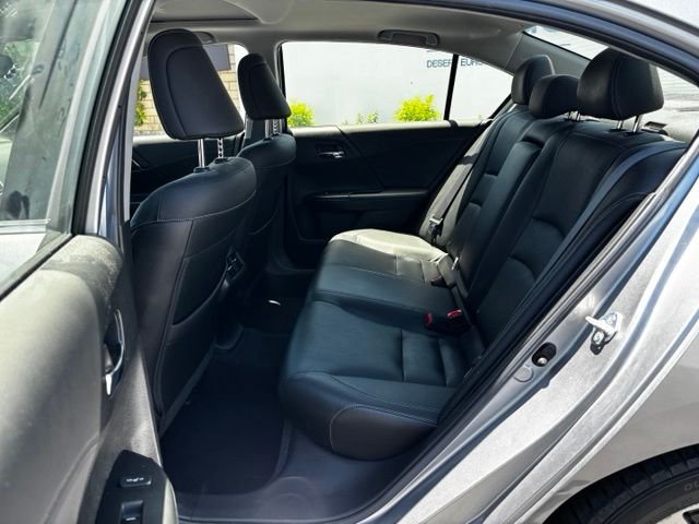 Used 2017 Lunar Silver Metallic Honda Touring image 9