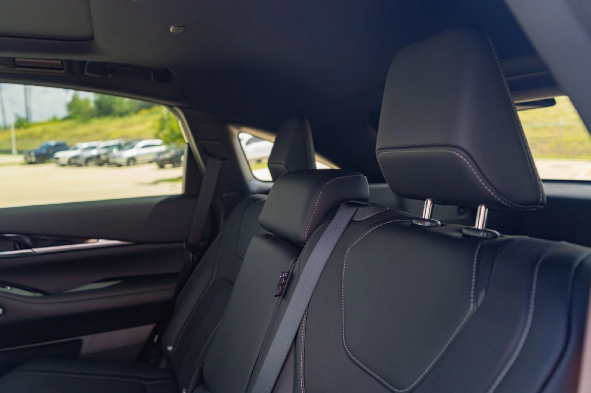 New 2027 2T RAD WHT INFINITI Sport AWD image 24