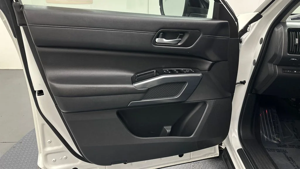 Used 2023 White Nissan SL image 16