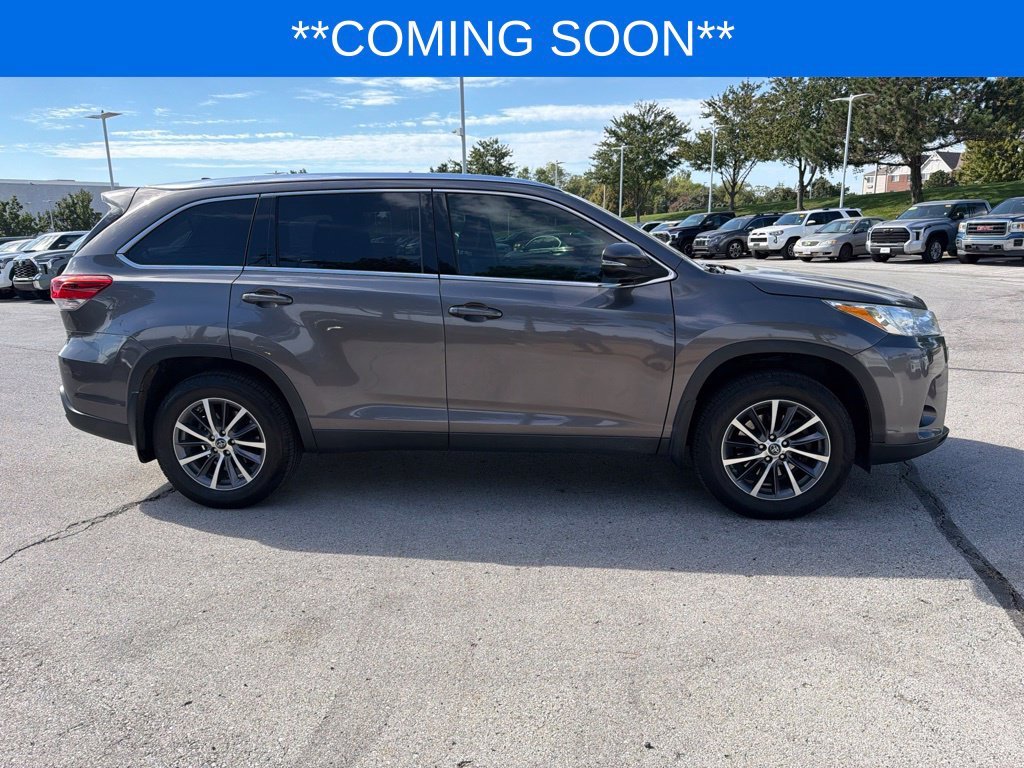 Used 2019 Gray Toyota XLE image 5