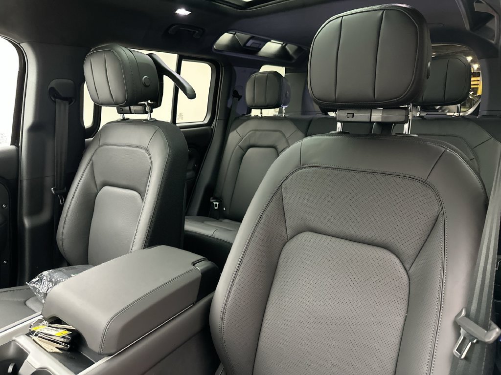 New 2026 Santorini Black Metallic Land Rover V8 image 10
