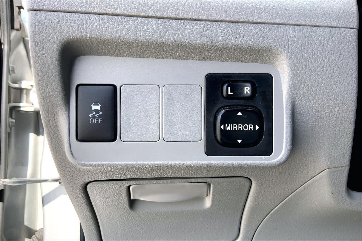 Used 2013 Classic Silver Metallic Toyota L image 32