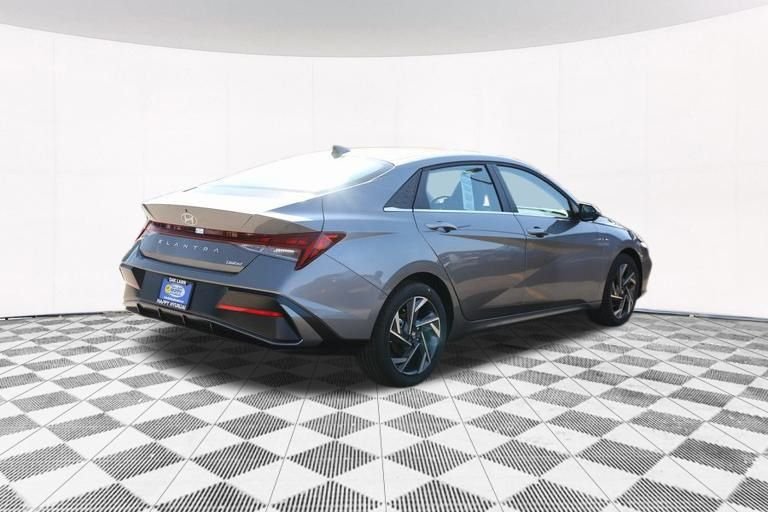2025 Hyundai Elantra Limited - Photo 40