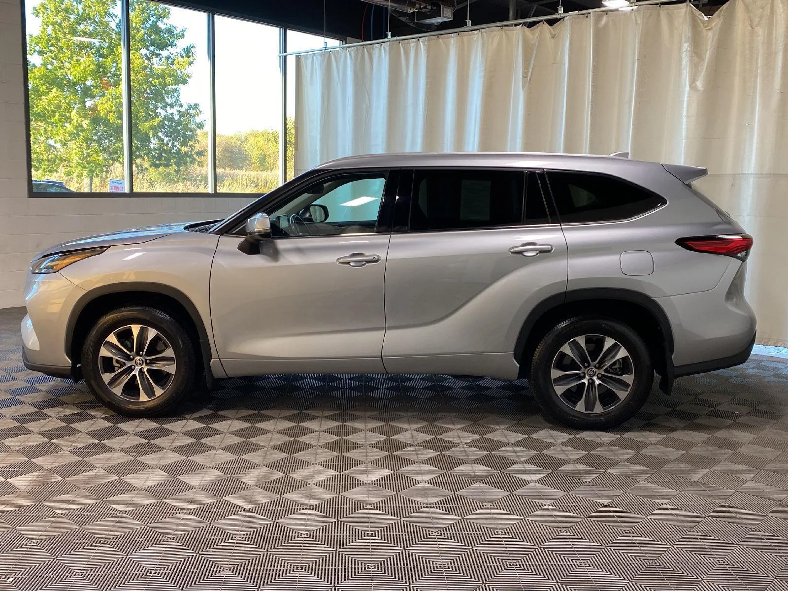 Used 2022 Celestial Silver Metallic Toyota XLE image 6