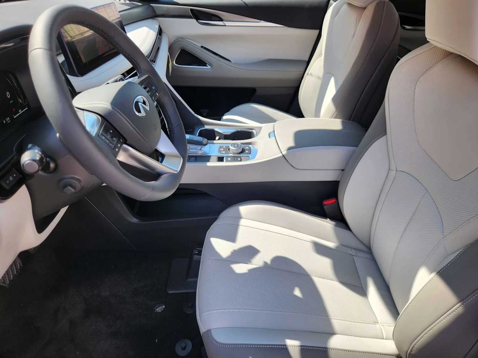 New 2027 MINERAL BLACK INFINITI Luxe AWD image 8