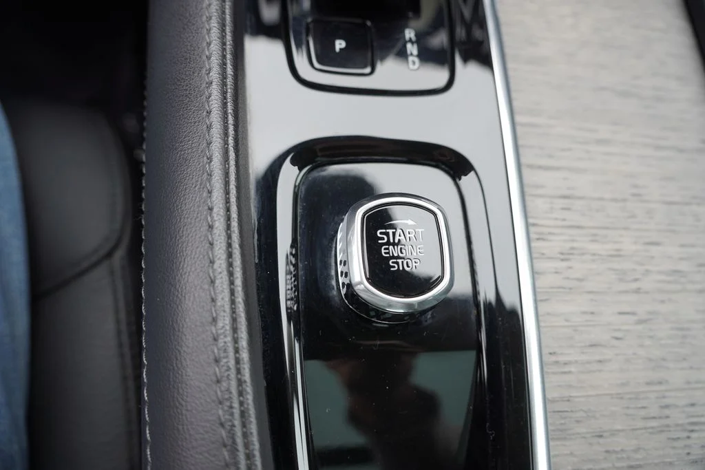 Used 2023 Onyx Black Metallic Volvo B6 Plus image 31