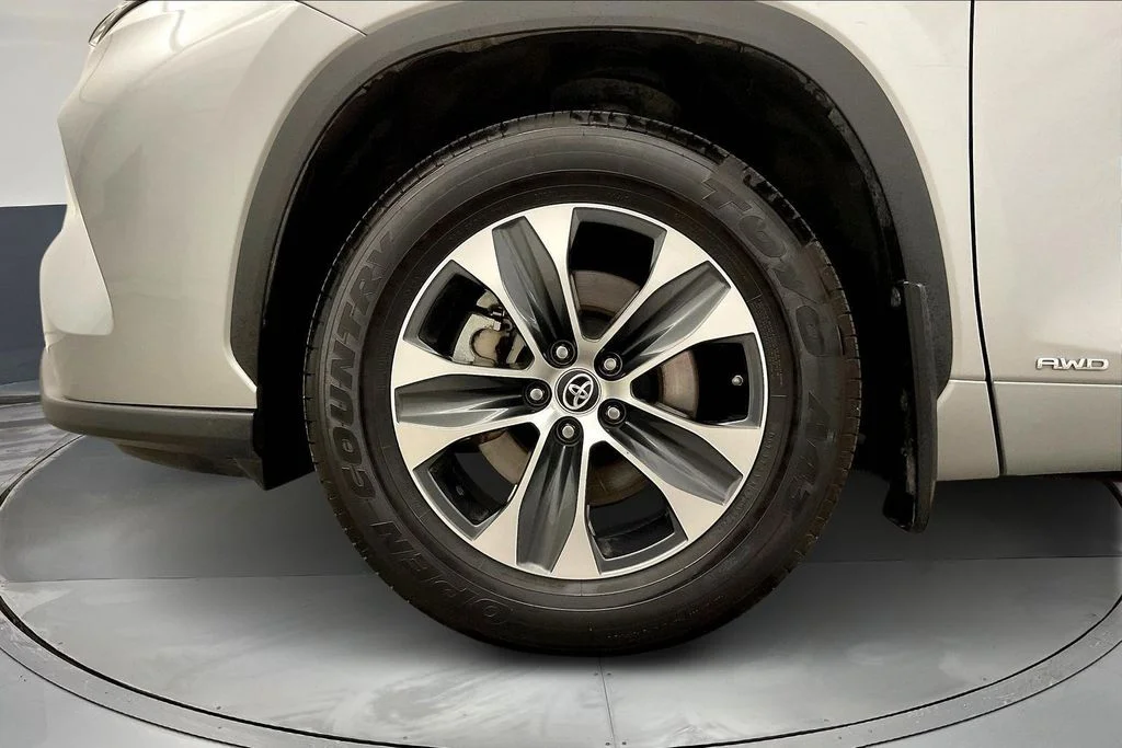 Used 2022 Silver Toyota XLE image 12