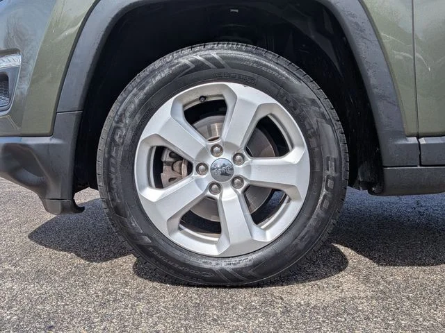 Used 2017 Green Jeep Latitude image 9