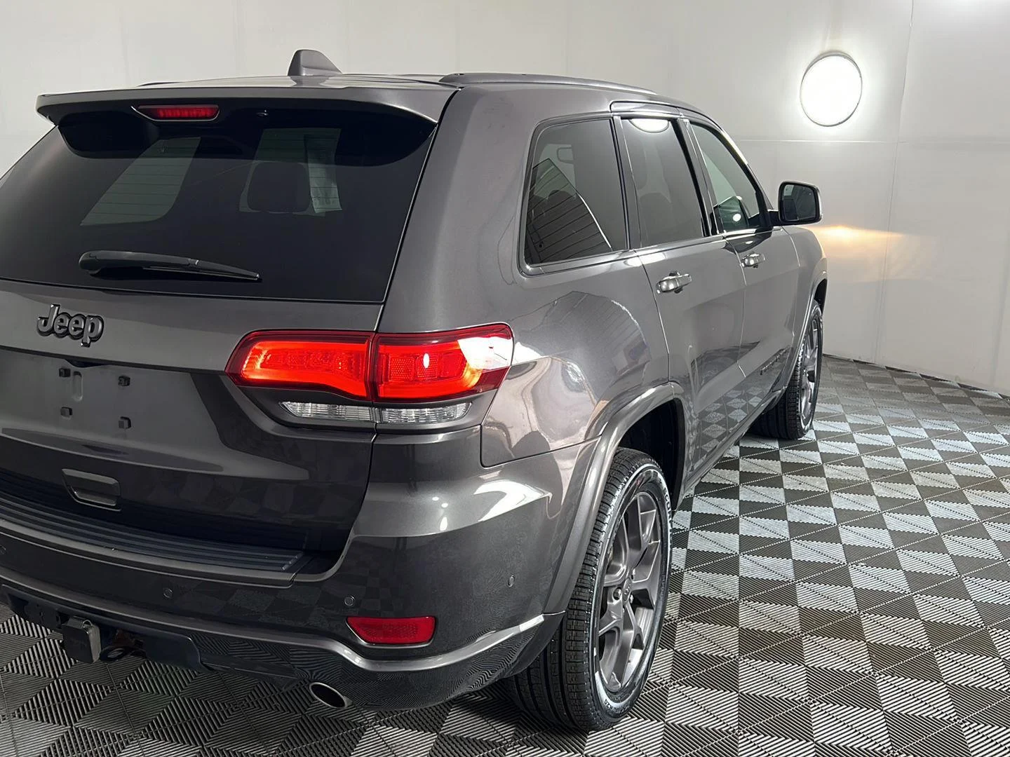 Used 2021 Granite Crystal Metallic Clearcoat Jeep 80th Anniversary image 5