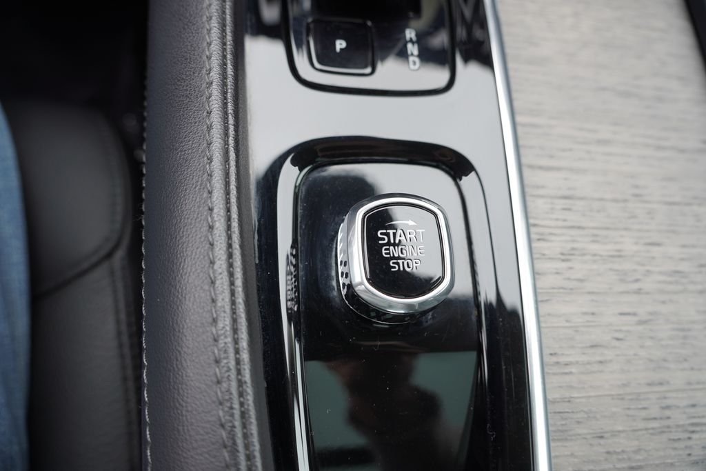 Used 2023 Onyx Black Metallic Volvo B6 Plus image 31