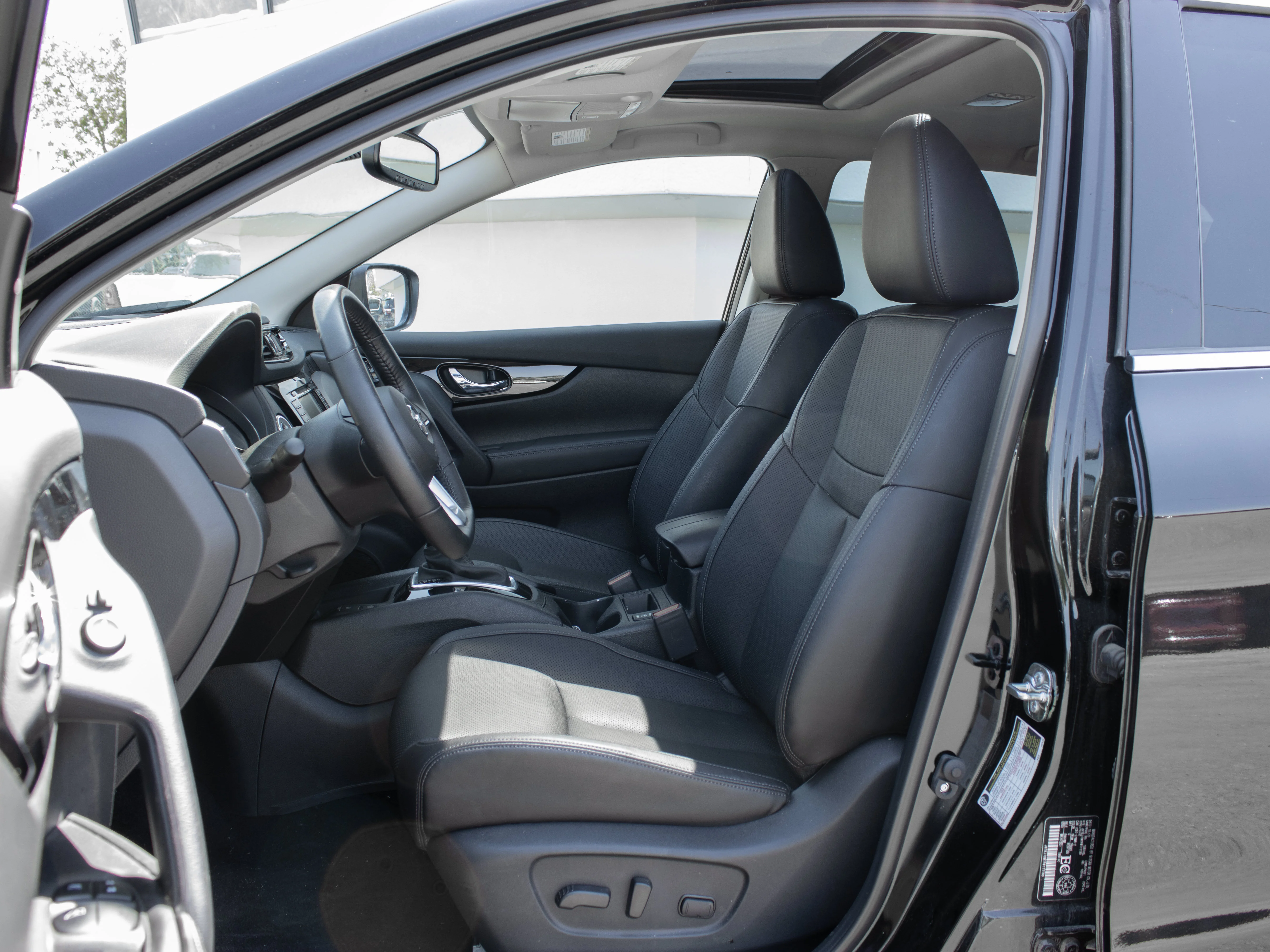 Used 2023 Black Nissan SL* | AWD | Leather Seats | Heated Seats & Steering Wheel | Sunroof | Navigation | image 2
