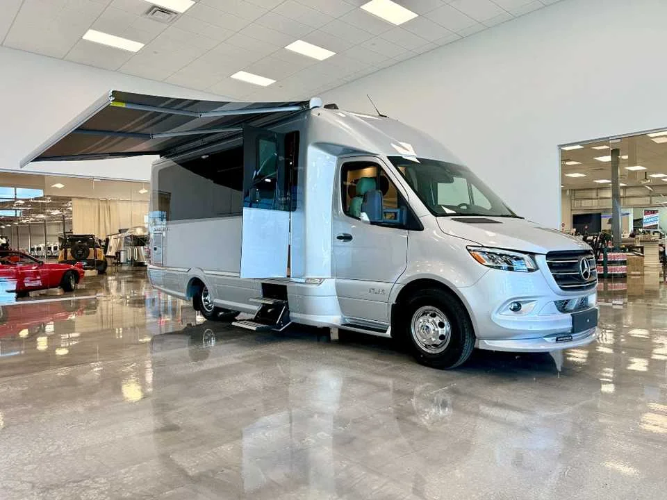 New 2025 Hightech Silver Premium Metallic AIRSTREAM  image 37
