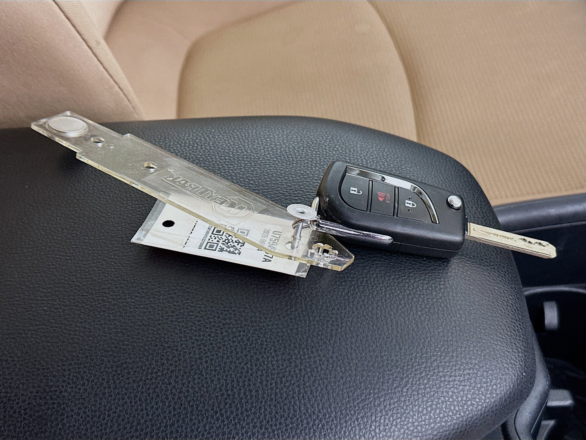 Used 2025 Ice Toyota LE image 32