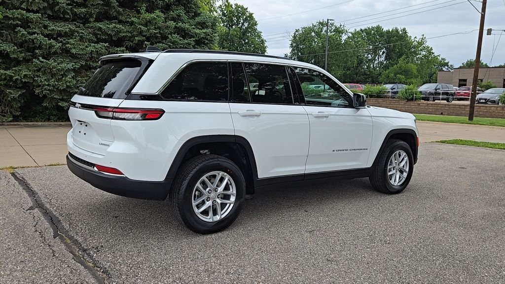New 2026 Bright White Clear-Coat Exterior Paint Jeep Laredo X image 41