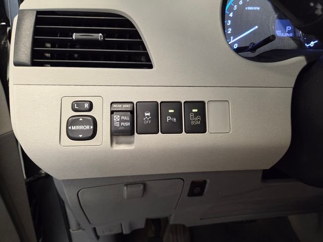 Used 2013 Silver Toyota XLE image 30