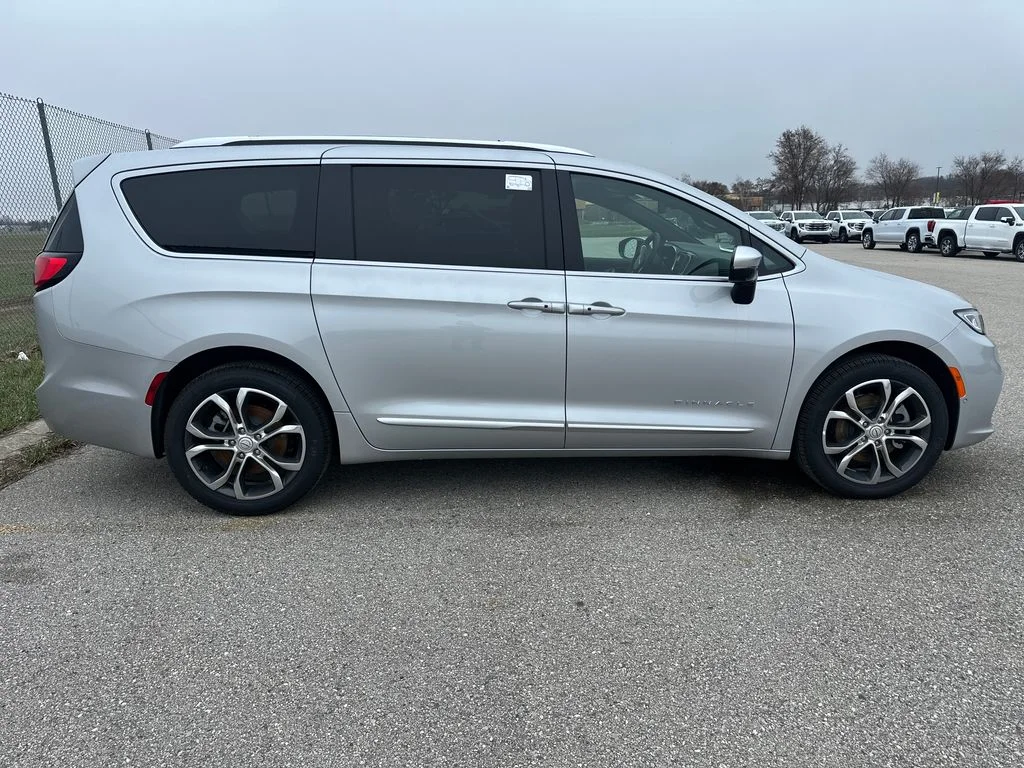2026 Chrysler Pacifica Pinnacle - Photo 6