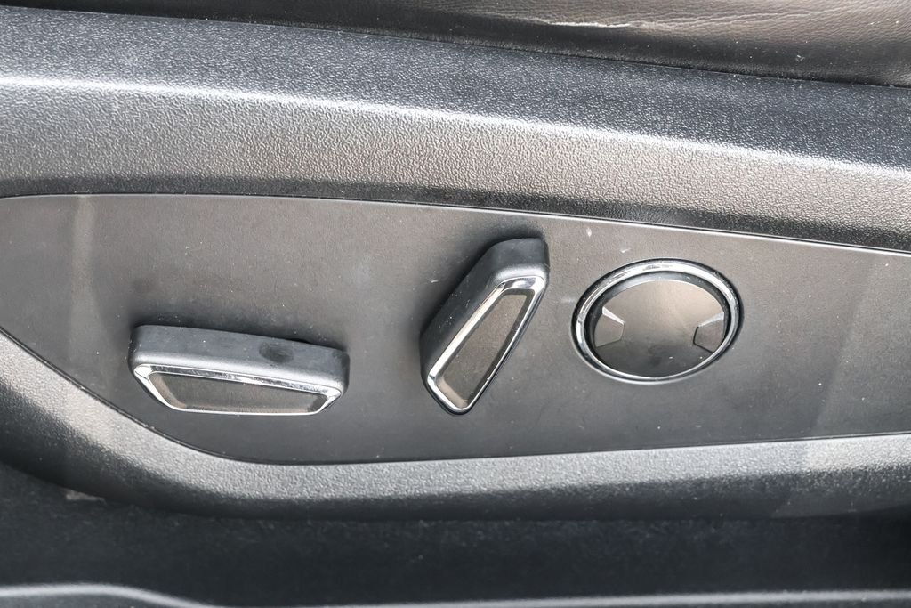 Used 2017 Silver Lincoln Reserve image 10
