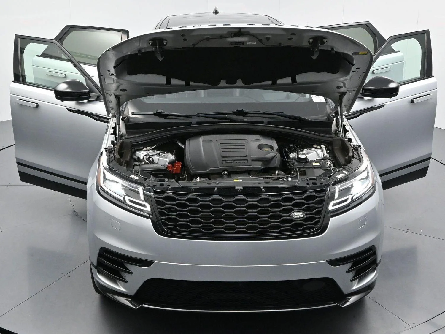 Used 2020 Silicon Silver Premium Metallic Land Rover R-Dynamic S image 41