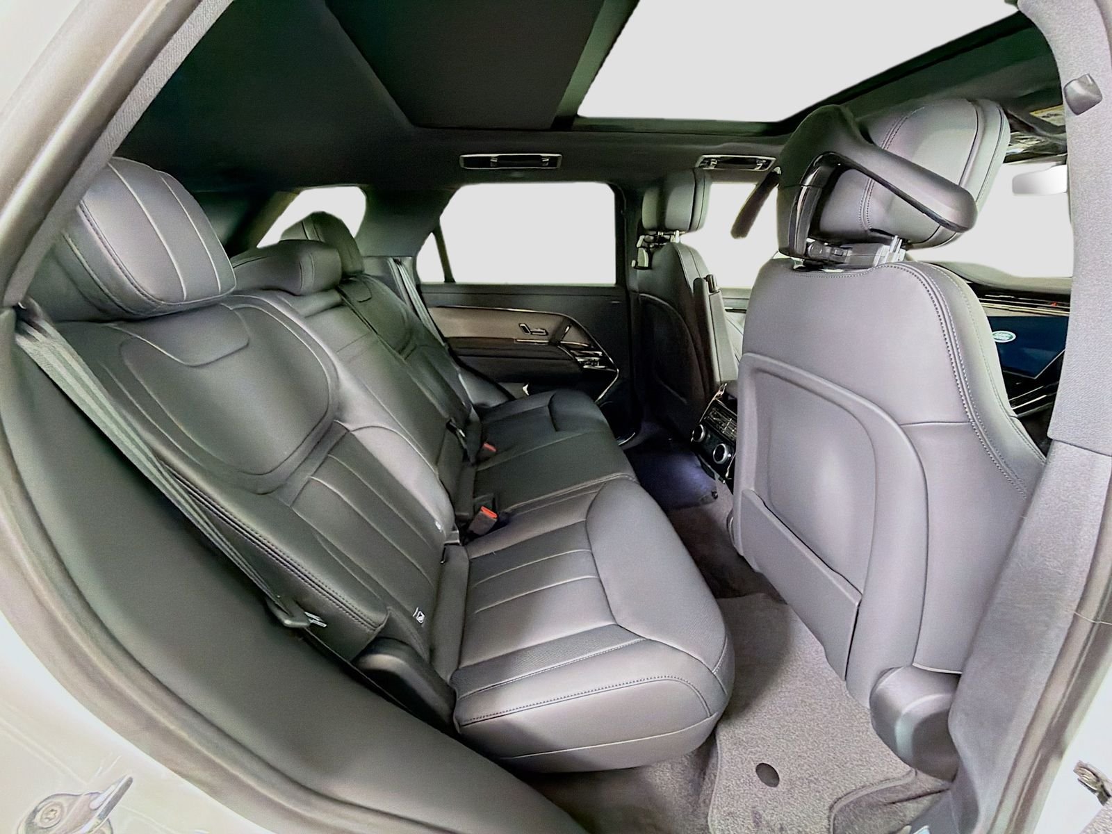New 2026 Fuji White Land Rover SE image 31