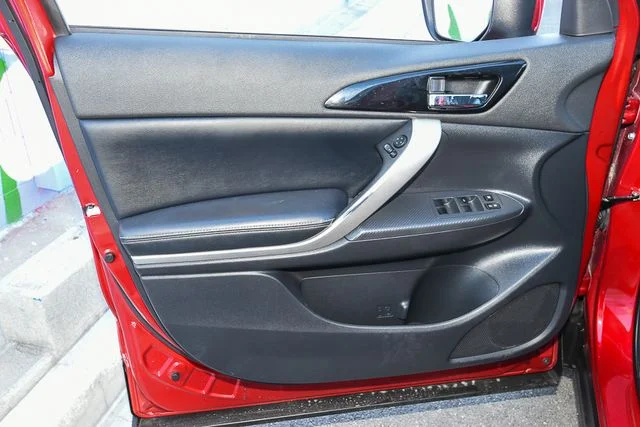 Used 2024 Black Mitsubishi SE image 14