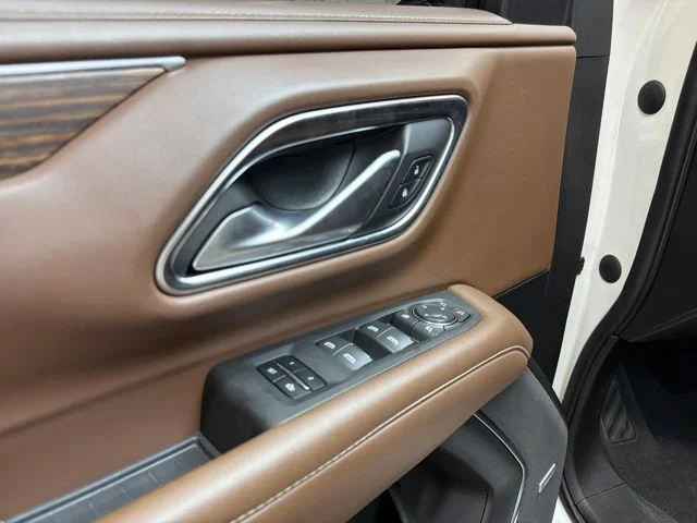 Used 2022 Iridescent Pearl Tricoat Chevrolet High Country image 23