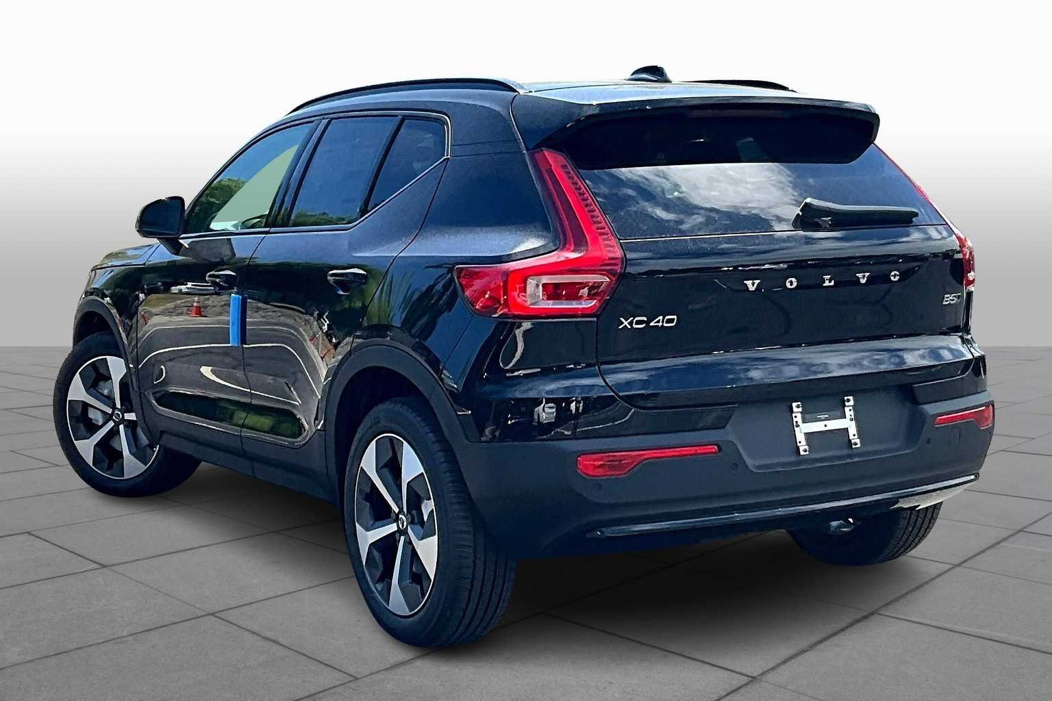 2026 Volvo XC40 Core - Photo 3