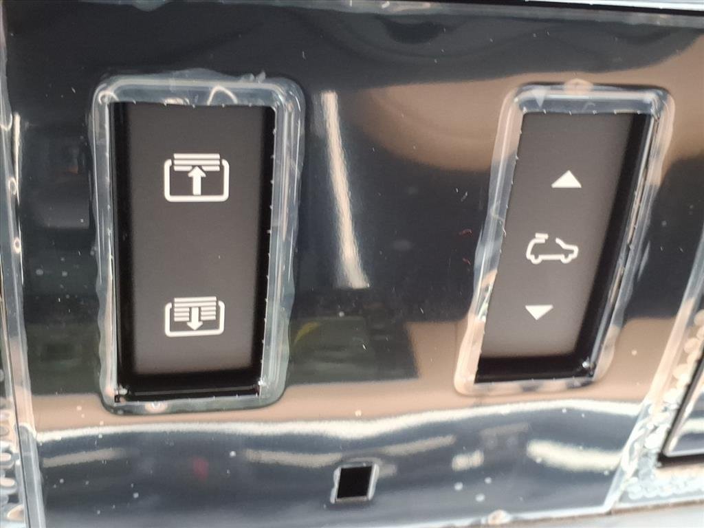 New 2026 Fuji White LAND ROVER Dynamic SE image 18
