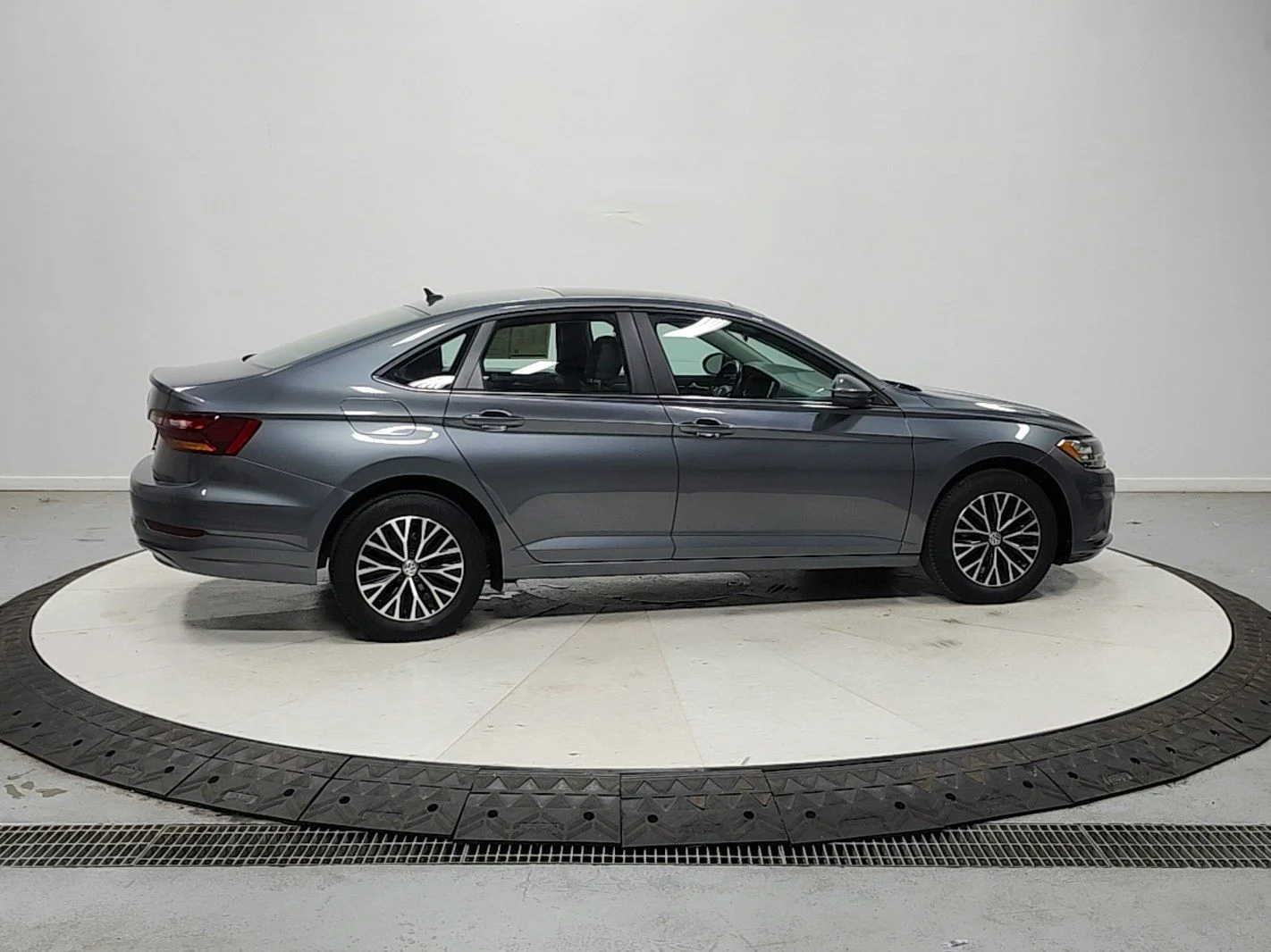 Used 2019 Gray Volkswagen 1.4T SE image 9