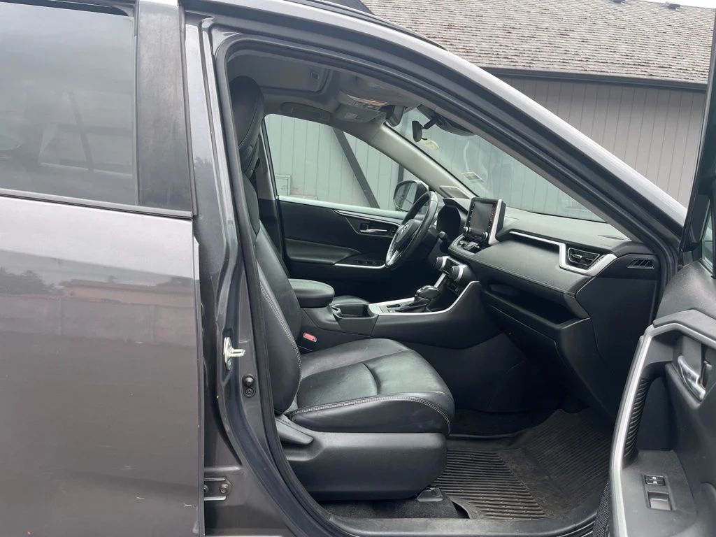 Used 2019 Gray Toyota XLE Premium image 9