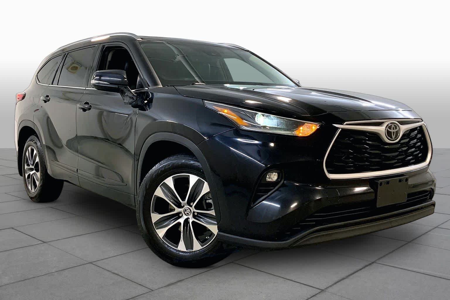 Used 2021 Toyota Highlander XLE with VIN 5TDGZRBH5MS542497 for sale in Kansas City