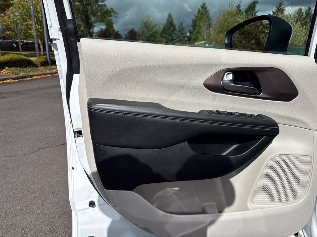 Used 2023 Bright White Clearcoat Chrysler LX image 17