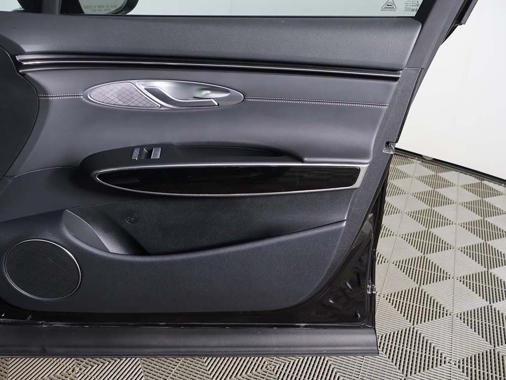 Used 2025 Black Genesis 2.5T image 22