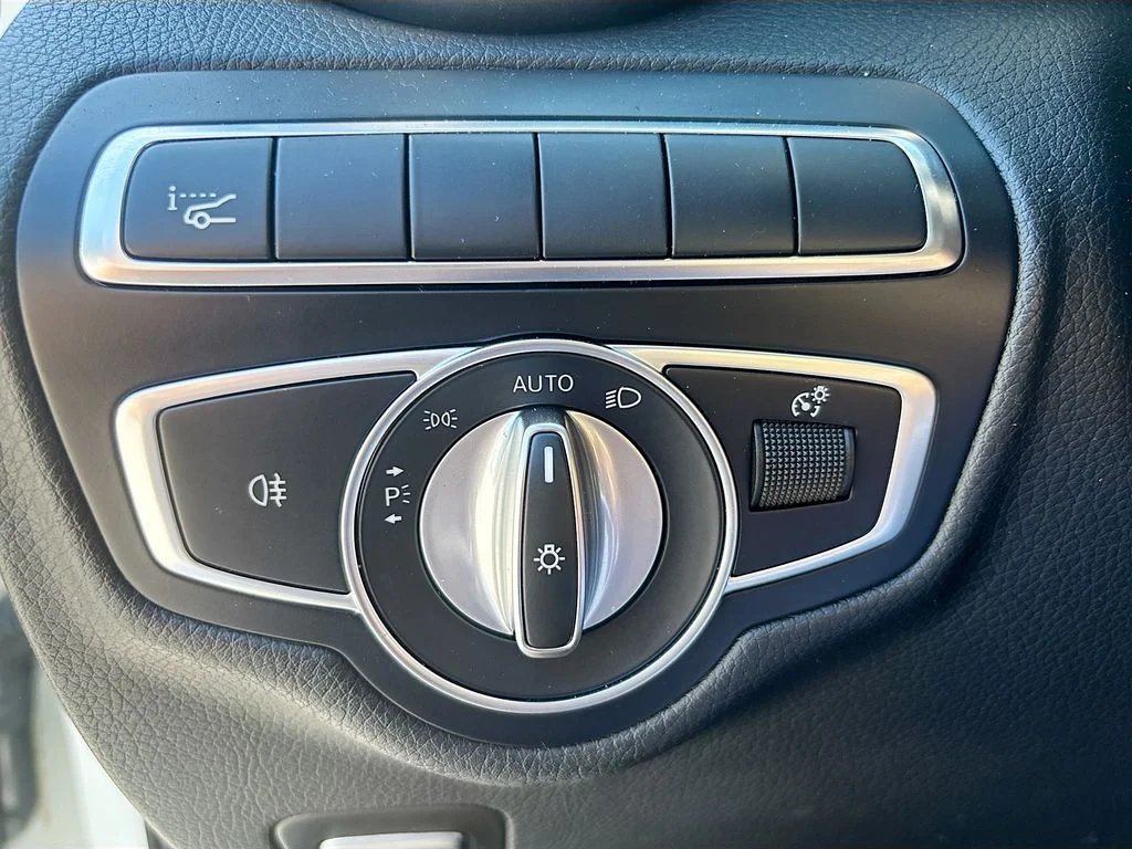 Used 2018 White Mercedes-Benz GLC 300 image 40